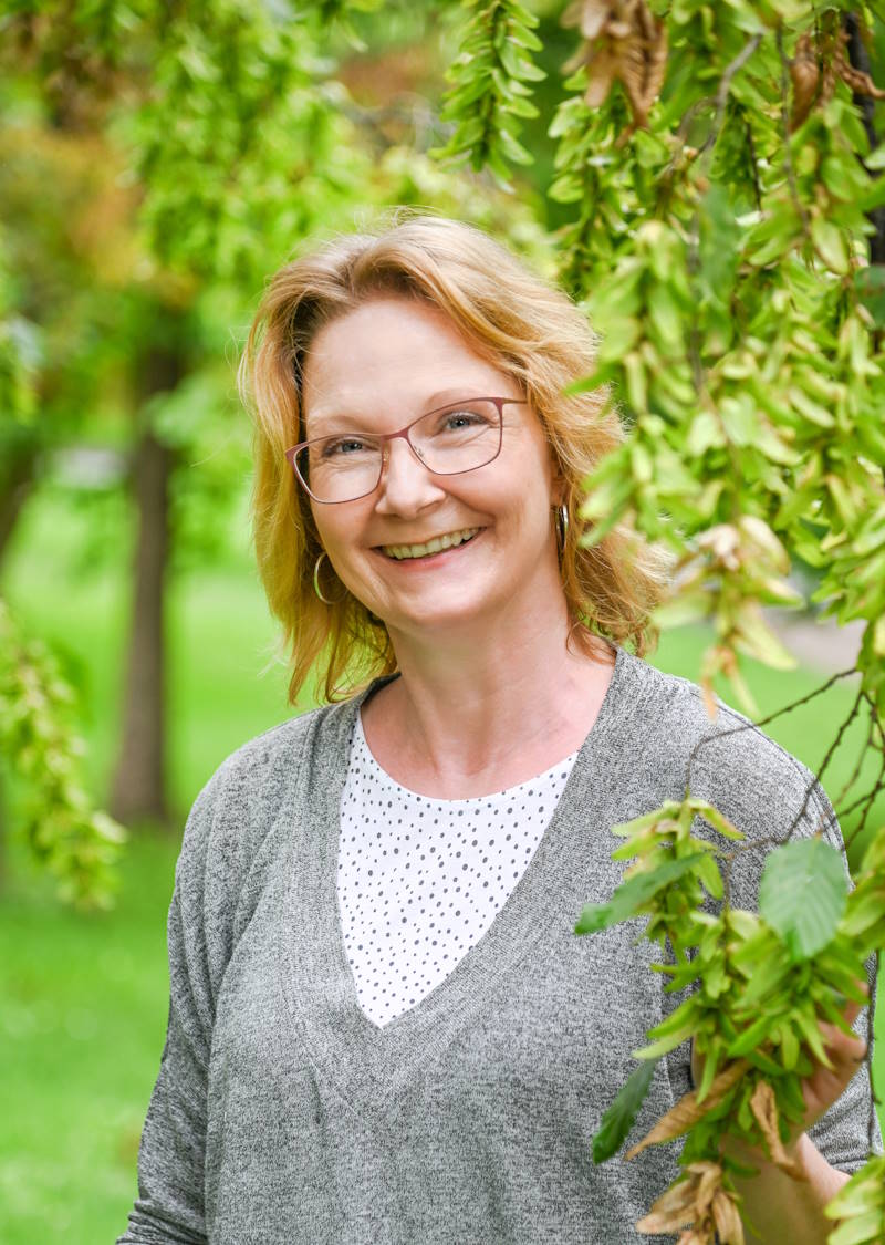 Heilpraktikerin für Psychotherapie Ulrike Scholz | Lächelnd am Baum