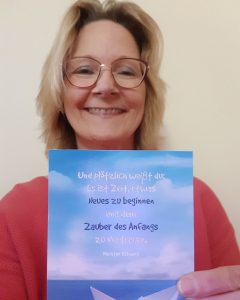 Heilpraktikerin für Psychotherapie hält Postkarte mit Zitat über den Zauber des Anfangs